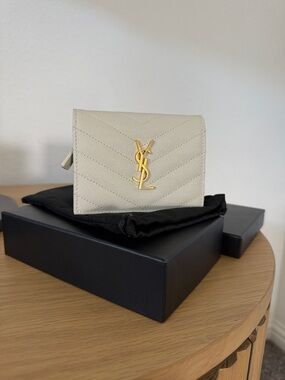 YSL YVES SAINT LAURENT CASSANDRE MATELASSÉ FLAP CARD CASE IN LAMBSKIN
WHITE